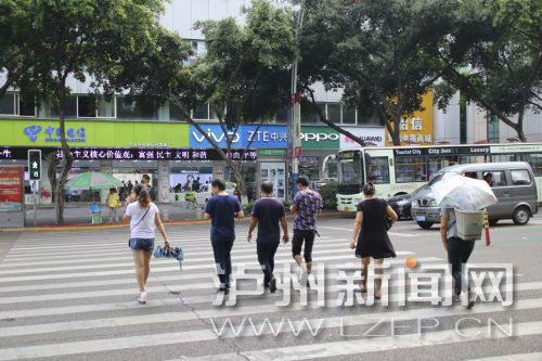 絕大多數(shù)市民都做到了自覺禮讓斑馬線，不橫穿馬路，不翻越欄桿，做到車讓人、人讓車