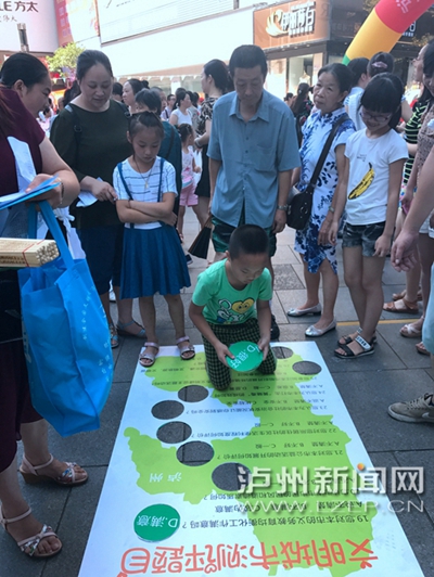 市民在宣傳點(diǎn)參加創(chuàng)文趣味游戲。 記者 朱虹 攝